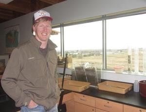 Spring Branch的威廉·克劳斯, 德州, 他是查德龙州立牧场管理项目的大四学生, 他说，牧场中心教室实验室的新设备可以帮助学生对不同类型的土壤进行科学实验.